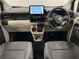 車内は若干ですがペット系のニオイ残りあり。こちらのクルマは3列シート7人乗りの仕様になります!ステアリングスイッチでオーディオやトヨタセーフティセンスの設定操作などが出来ます!