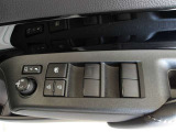 パワーウィンドウスイッチで運転席から全席の窓の開閉ができます。