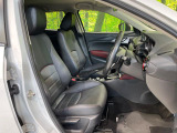 運転席まわりには十分なスペースがあり、大柄な方でもゆったり運転していただける環境です。