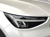 【LEDヘッドライト】明るく眩しいハイビームを先行車や対向車に照射しないオートハイビームを備えたLEDヘッドライト。北欧神話に登場するトールハンマーをモチーフにした、一目でボルボとわかるデザイン。
