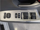 パワーウィンドウのスイッチですよ。 運転席に居ながら窓を開け閉めのコントロールできますよ。 ロック機能で、子供がイタズラして窓を開けるという事も無くなりますよ。