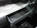 インストスライドボックス ティッシュボックスがまるまる一つ入るボックスです運転席からも開け閉め可能です