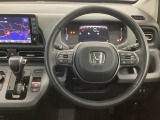【ハンドル】運転にかかわる様々な操作を安全に行えるように視点移動が少なく操作性に配慮されたスイッチ類が凝縮されたコックピットです。