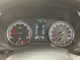 視認性に優れたメーターを採用しており、走行中でも車速や情報が分かりやすく表示されます。運転時の視線移動をむりのない範囲に抑え、快適で安心感のあるドライブをサポートします。