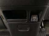 アクセサリーソケットはUSBのアダプターなどをつければ、スマホの充電にも使えます。周辺には物が置けるボックスがついています。