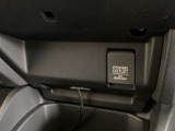 アクセサリーソケットはUSBのアダプターなどをつければ、スマホの充電にも使えます。周辺には物が置けるトレーがついています。