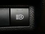 【オートマチックハイビームヘッドライト】ハイビーム走行時に対向車や前走車をカメラで認識して自動的にロービームにする機能が装備されています。※道路環境などによっては作動しない場合があります。
