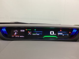中央にデジタル表示のスピードメーターを配したハイブリット専用メーターになっています。左側のインフォメーション画面で燃費などの情報を確認できます。