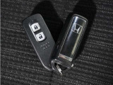 ◆スマートキー◆カギをバッグやポケットに入れたままでもドアロックの開閉ができる『スマートキー』!雨天や暗くなってもカギを取り出す必要がなくドアの開錠&エンジンも始動できます