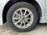 社外アルミ。タイヤサイズは195/65R15、現在は冬タイヤ装着で残り溝は約4ミリです