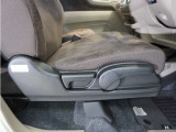 【ハイトアジャスター】レバーの上下操作だけで、座面を運転しやすい高さへ簡単に調節できます。