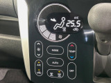【オートエアコン】一度お好みの温度に設定すれば、車内の温度を検知し風量や温度を自動で調整。暑い&hellip;寒い&hellip;と何度もスイッチ操作をする必要はありません。快適な車内空間には必須の機能ですね♪