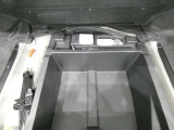 最近はパンク修理キットが標準ですね。タイヤの無い分軽量化と収納スペース確保できますね。