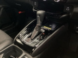 運転席周辺のスマートなレイアウトが、操作のしやすさを実現。快適なドライブをサポートします。手元で操作ができる、電子制御パーキングブレーキ。