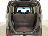 開口部も広く荷物の積み下ろしもしやすいお車となっております。シートの背もたれは5:5の割合で背もたれを可倒でき、前後のシートスライドもできるので荷室をひろげることができます。