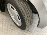 安全に走行するためには空気圧の確認をはじめ溝の深さ、ひび割れの等の点検が必要です。点検時に交換が必要と判断した場合は交換いたします。