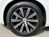 10スポーク  9.0J&times;20インチダ イヤ モンドカット / ブ ラック 275/45R20サイズのコンチネンタルを装着
