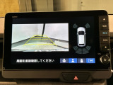 リバースギアに入れるだけで後方の表示へ切り替わります。夜間や雨の日の駐車も楽になりますよ。