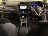 車内は光触媒抗菌消臭施工済です。インパネ周りはスタイリッシュなデザインです。グローブボックスやカップホルダーのほかにトレーなどたくさんの収納スペースが付いています。
