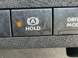 オートブレーキホールド機能は、運転者のブレーキ操作によって停車した際に、自動的にブレーキ力を保持する機能です。