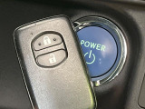 【スマートキー】カバンやポケットに入れたままでもドアの施錠・解錠が可能なスマートキーを装備。エンジンのオン・オフ時もカギを取り出す必要が無いからとっても便利です♪