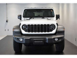 jeep伝統の7スロットグリル、丸目のヘッドライトで迫力、存在感があってかっこいいですね。