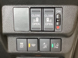 両側電動スライドドアは運転席から操作ができるよう、操作スイッチが付いています。Hondaセンシング用のVSA(ABS+TCS+横滑り抑制)解除と路外逸脱抑制機能などのスイッチがあります。