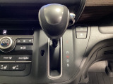 CVT車のセレクトレバーです。低速から高速まで、変速ショックのないスムーズな走りを実現するとともに、エンジン効率のよい領域を維持することで燃費にも貢献します。