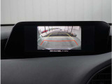 【バックカメラ】駐車が苦手な方でも安心してお乗りいただけます。リバース連動で画面が切り替わるのでとっても便利です。今や後方確認の必須アイテムですよね。