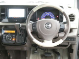 【徹底洗浄クリーニング実施済】運転席からの視界はこんな感じです☆お気軽にご来店いただき、実際に座って是非お確かめください。ドライバーに寄り添う快適な操作フィールをもたらすステアリングです。