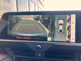 ◆苦手な人が多い駐車場での車庫入れや狭い道でも大丈夫です/クルマの前後左右にカメラを設置してモニターで表示してくれるため、運転席から見えにくい場所を映し出してドライブをサポートします◆