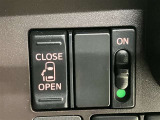 パワースライドドアを採用しており、運転席から簡単に開閉操作が可能です。駐車場や狭い場所でも扱いやすく、乗車時・降車時の負担を軽減します。