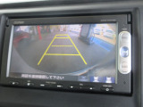 安心して車庫入れができる、リバース連動リアカメラが装着されております。狭い駐車場はもちろん、雨の日や夜間でもストレスなく運転して頂けます。