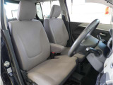 【清潔感のある運転席&助手席】隅々までクリーニングの行き届いた運転席&助手席。目立ったシミや汚れ等もございません。快適なドライブをどうぞ。