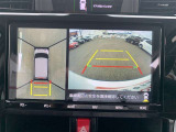 全周囲の画像が表示されます。 運転席から見づらい個所なども、上空から見たような映像で確認できます。  映像の切替もでき、後方確認だけでなく大変便利な機能です。