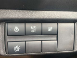 各種安全装置のスイッチが、運転席右側に配置されております。ステアリングヒータースイッチもここにあります。