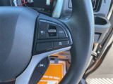 【クルーズコントロール】アクセル操作なしで一定速度を保つ機能。先行車との距離を自動調整する追従型が主流で、高速走行時の疲労を劇的に軽減します。長距離移動が多いお客様への商談では必須の快適装備です。