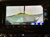 リバースギアに入れるだけで後方の表示へ切り替わります。夜間や雨の日の駐車も楽になりますよ。