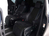 【特別仕様車限定】ハーフレザーシート!おしゃれな色の組み合わせで高級感のある車内空間が広がっております。