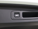 【パワーリアゲート】電動でテールゲートを開閉可能。スイッチ操作により、開閉途中の保持や、開く高さの設定も行えます。