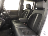 運転席と助手席は足元が繋がっているので自由に行き来しやすいので駐車場が狭いときでも助手席側からスムーズに乗り降りできて便利!