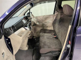 助手席側から見た車内の画像です。使い勝手の良い装備が整う上質な空間が広がっています。シートも快適で乗る人に安心感を与えます。