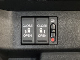 リアドアは乗り降りに便利な両側電動スライドドアです。また運転席に座っていながらスイッチ操作で自在にスライドドアを開け閉めできます。