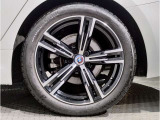 【BMWアロイホイル】軽量かつ強度に拘ったアロイホイル。走行性能ポテンシャルを引き出す設計。車の足元を引き締めてくれる大きなポイントはアロイホイルです。