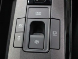 「HOLD」スイッチを押し、システムONの状態にしておくことで、渋滞や信号待ちなどでブレーキを踏んで停車した時にブレーキを保持。アクセルを踏むと解除されます。