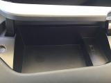 運転席にはアッパーボックスを備えており、小物の収納に便利です。