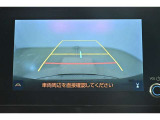 バックガイドモニター(バックモニター)付き。車両後方の映像をナビ画面に表示し、駐車などの後退操作をサポートします。