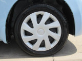 155/65R14のタイヤにホイールキャップ。