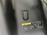荷室にも便利なショッピングフックがあります。