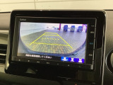 リバースギアに入れるだけで後方の表示へ切り替わります。夜間や雨の日の駐車も楽になりますよ。